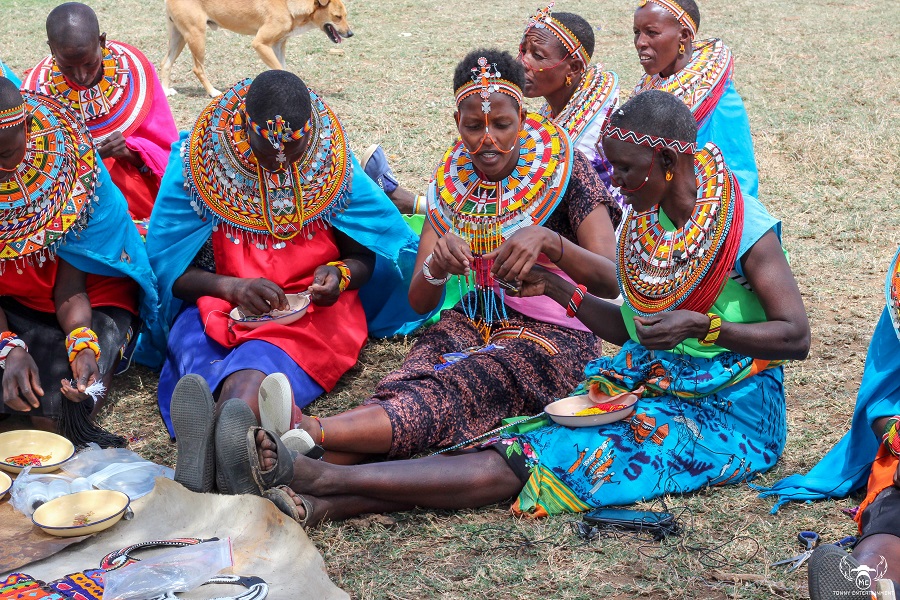 Perlenarbeit im Norden Kenias
