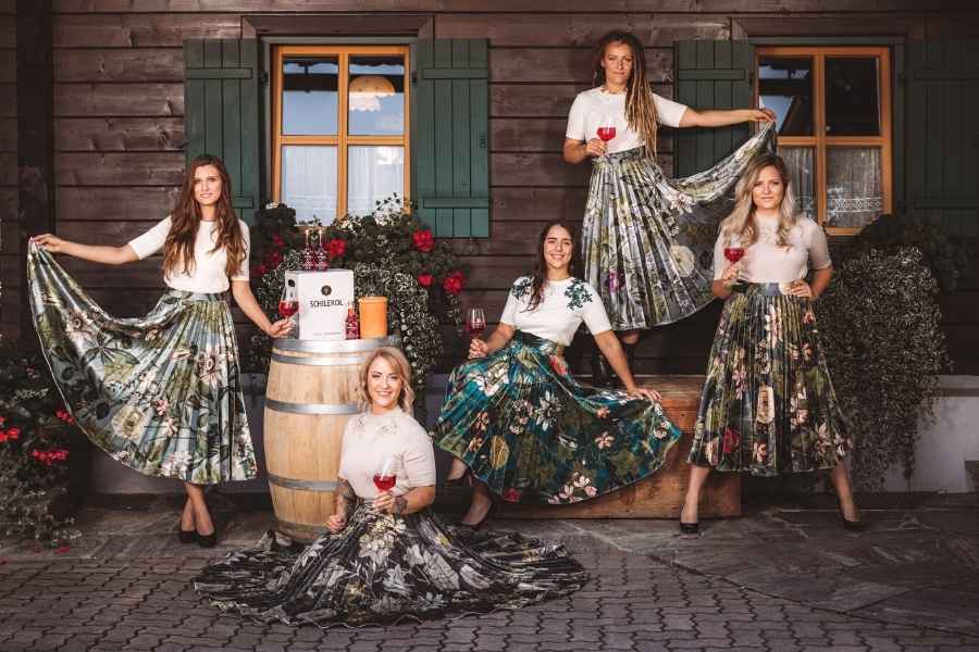 Damen in wunderschönen Plisseeröcken