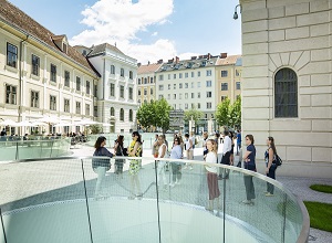 Jeden dritten Freitag im Monat haben Grazer:innen und Tourist:innen die Möglichkeit, einen Blick hinter die Kulissen eines Grazer Kreativbetriebs zu werfen. 