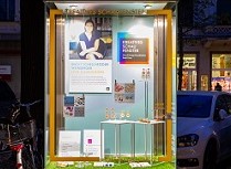 Die City of Design Koordination stellt vier Vitrinen im Rahmen des Projekts „Kreative Schaufenster“ für jeweils drei Monate lokalen bzw. regionalen Kreativunternehmer:innen zur Präsentation Ihrer Leistungen und Produkte zur Verfügung.